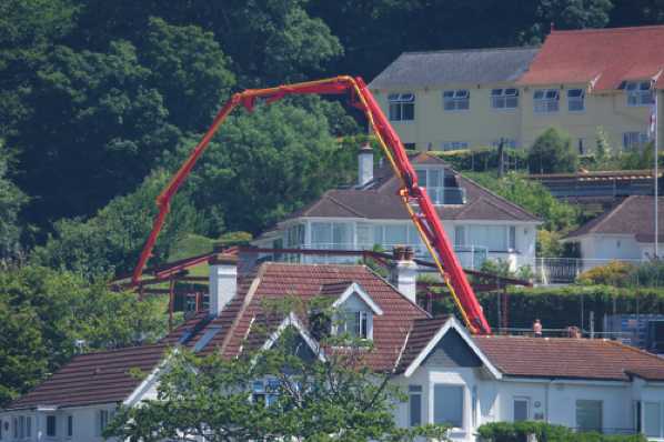 09 July 2018 - 12-18-56.jpg
There's been a hoopoe house builder at the top of Kingswear. This was one of a number of concrete pours using the concrete crane pump.
#KingswearConstruction #ConcreteCranePump